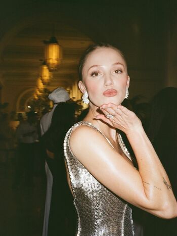 Full leaked Maika monroe private photo