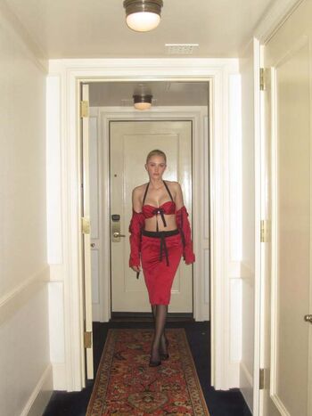 Full leaked Maika monroe private photo