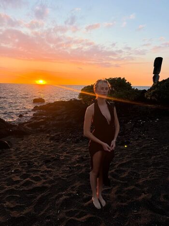 Full leaked Maika monroe private photo