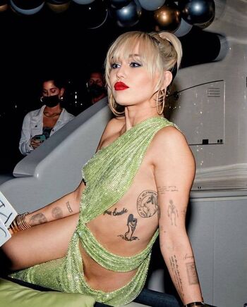 Full leaked Miley cyrus page private photo