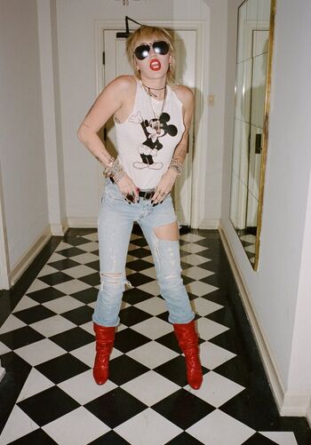 Full leaked Miley cyrus page private photo
