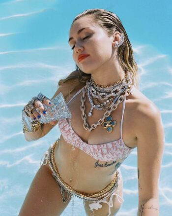 Full leaked Miley cyrus page private photo