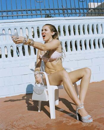 Full leaked Miley cyrus page private photo