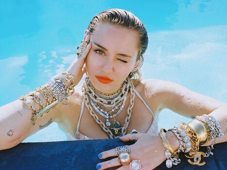Full leaked Miley cyrus page private photo