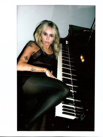 Full leaked Miley cyrus private photo