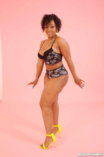Mimi Curvaceous