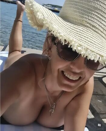 Full leaked Modelmelina private photo
