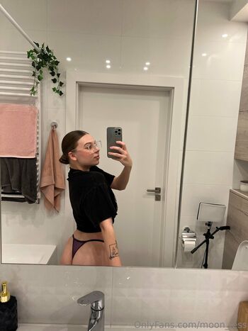 Full leaked Moon less page private photo