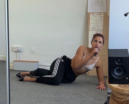 Full leaked Naomi scott private photo
