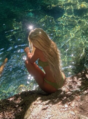 Full leaked Overlykaylaa private photo