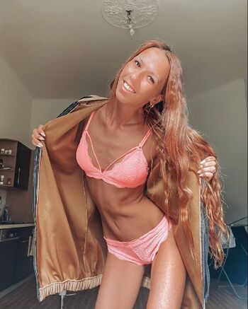 Full leaked Paris devine private photo