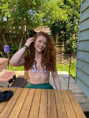 Full leaked Phoebeisginger private photo
