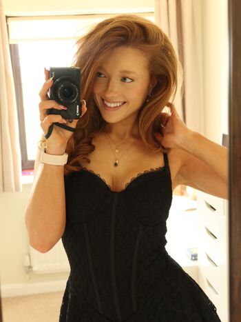 Full leaked Phoebeisginger private photo