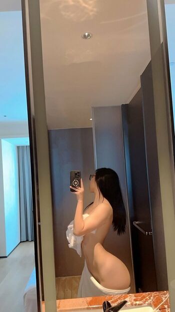 Full leaked Qiaoniutt  page private photo