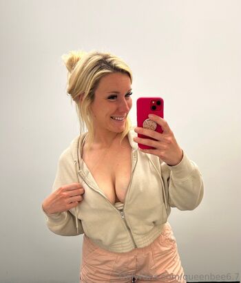 Full leaked Queenbee private photo