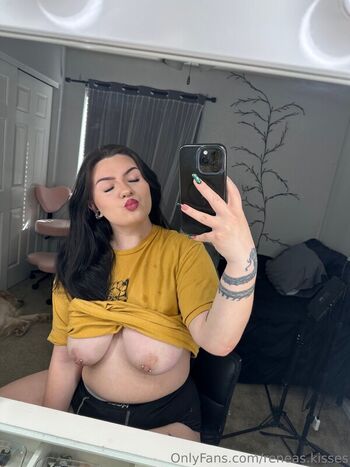 Full leaked Renea kisses private photo