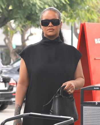 Full leaked Rihanna private photo