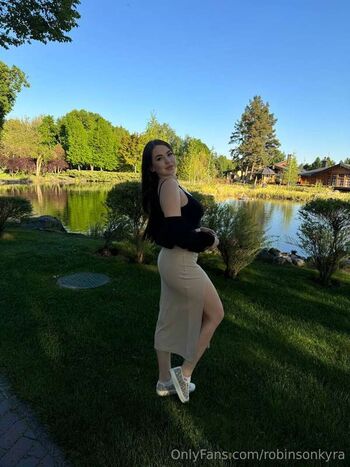 Full leaked Robinsonkyraa page private photo