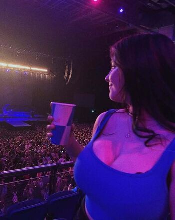 Full leaked Robyn page private photo