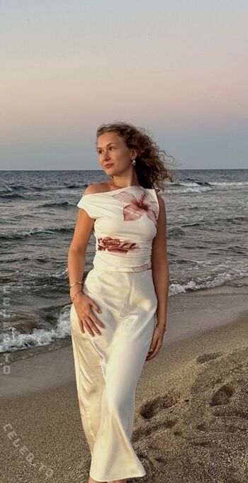 Full leaked Romysvibess private photo