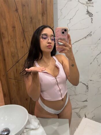 Full leaked Rosiebaee private photo