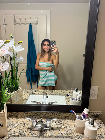 Full leaked Roxannesims private photo