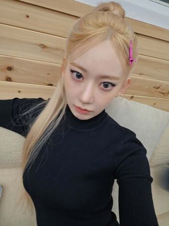 Full leaked Sakura miyawaki page private photo