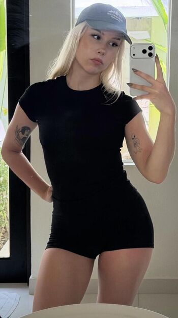 Full leaked Sarahtonin private photo