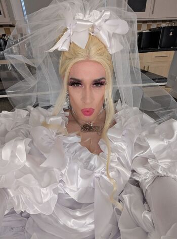 Full leaked Satin silk private photo
