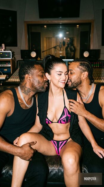 Full leaked Selena gomez  page private photo