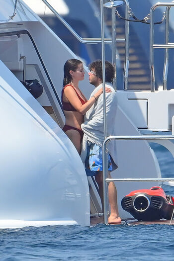 Full leaked Selena gomez private photo