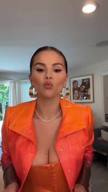 Full leaked Selena gomez  page private photo