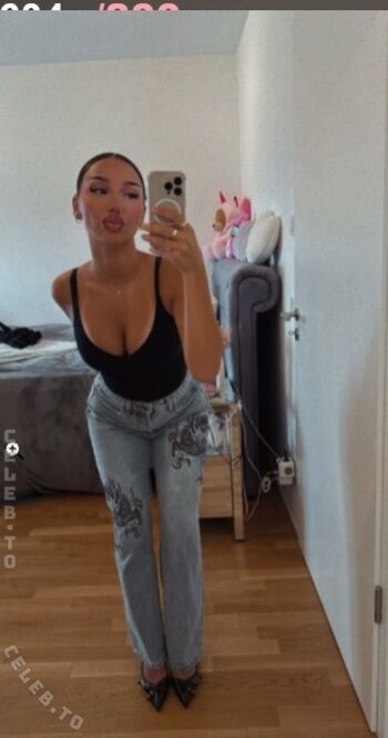 Full leaked Shakiravv private photo