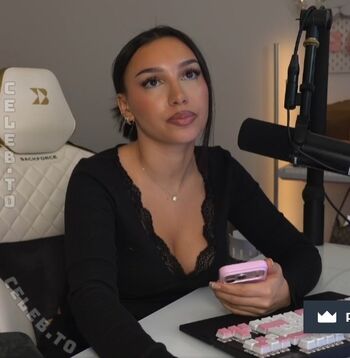Full leaked Shakiravv private photo