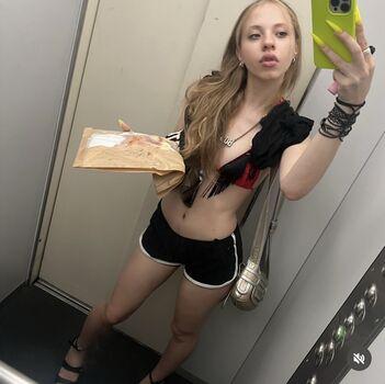Full leaked Simonealysia private photo