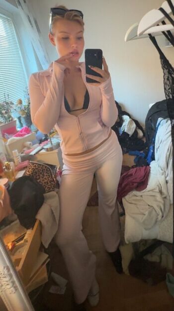 Full leaked Siri private photo
