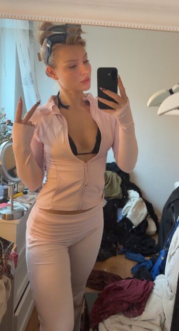 Full leaked Siri private photo