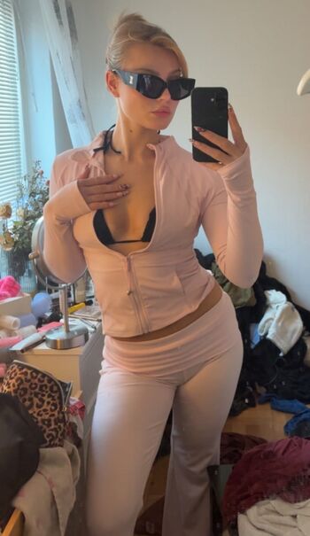 Full leaked Siri private photo