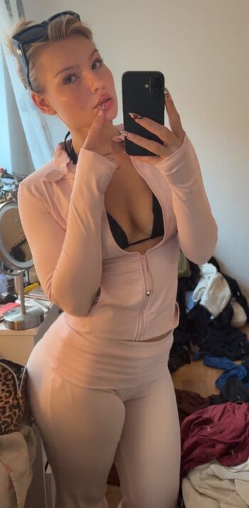 Full leaked Siri private photo