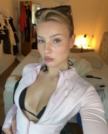 Full leaked Siri private photo
