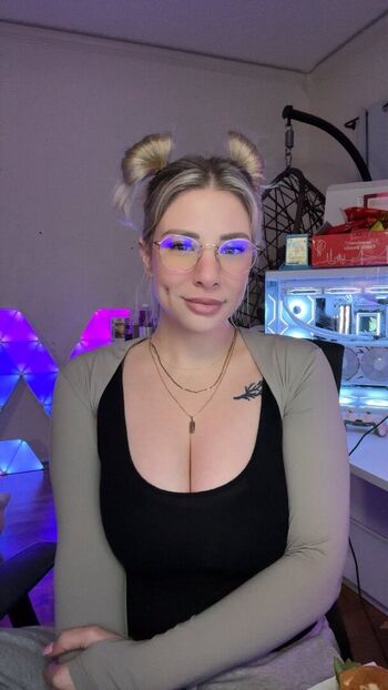 Full leaked Skavstheworld private photo