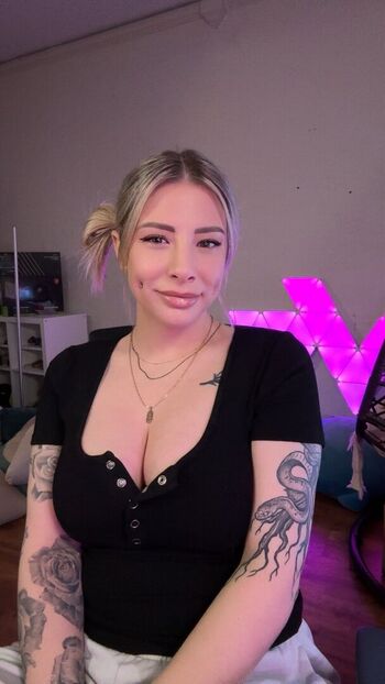 Full leaked Skavstheworld private photo
