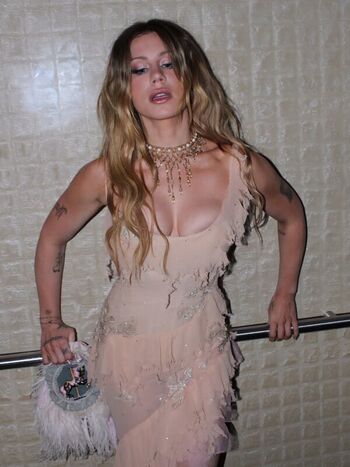 Full leaked Slayyyter private photo