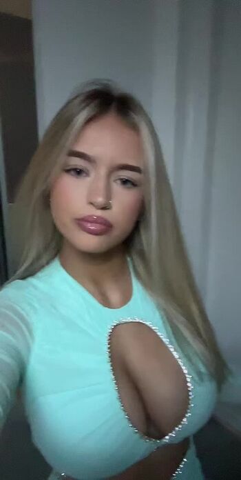 Full leaked Sophie sutherland private photo