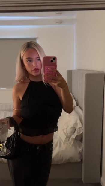 Full leaked Sophie sutherland private photo