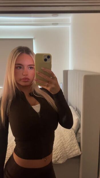Full leaked Sophie sutherland private photo