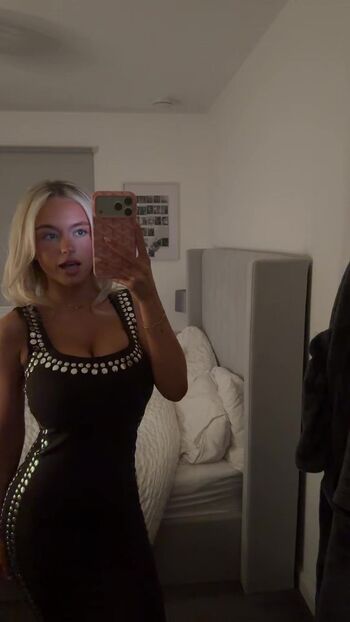 Full leaked Sophie sutherland private photo