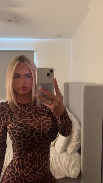 Full leaked Sophie sutherland private photo