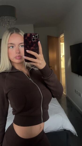 Full leaked Sophie sutherland private photo