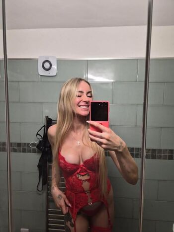 Full leaked Stefani nurding private photo